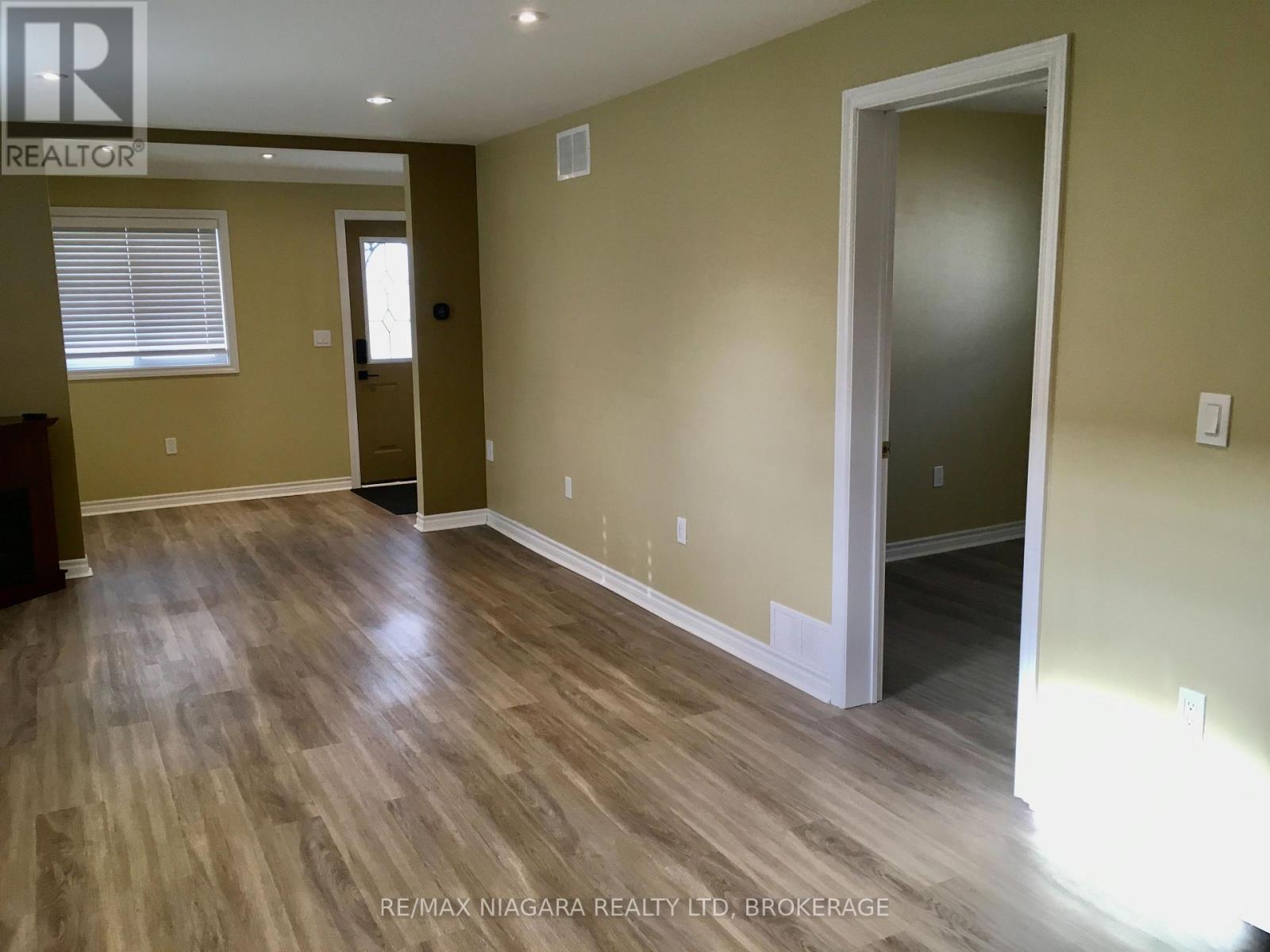 Two Bedrooms on the Main Floor - 4576 Kalar Road, Niagara Falls (Ascot), ON - Indoor Photo Showing Other Room