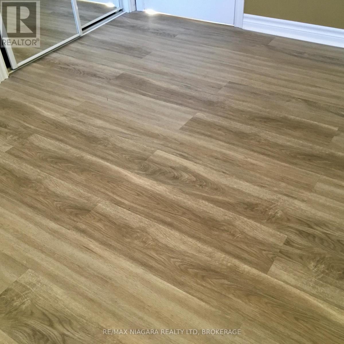 Mirror Closet Door in Bedroom - 4576 Kalar Road, Niagara Falls (Ascot), ON - Indoor Photo Showing Other Room