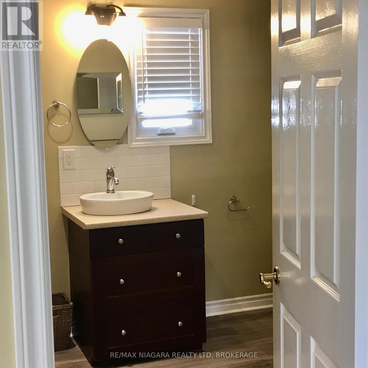 Updated Bathroom Centrally Located - 4576 Kalar Road, Niagara Falls (Ascot), ON - Indoor Photo Showing Bathroom