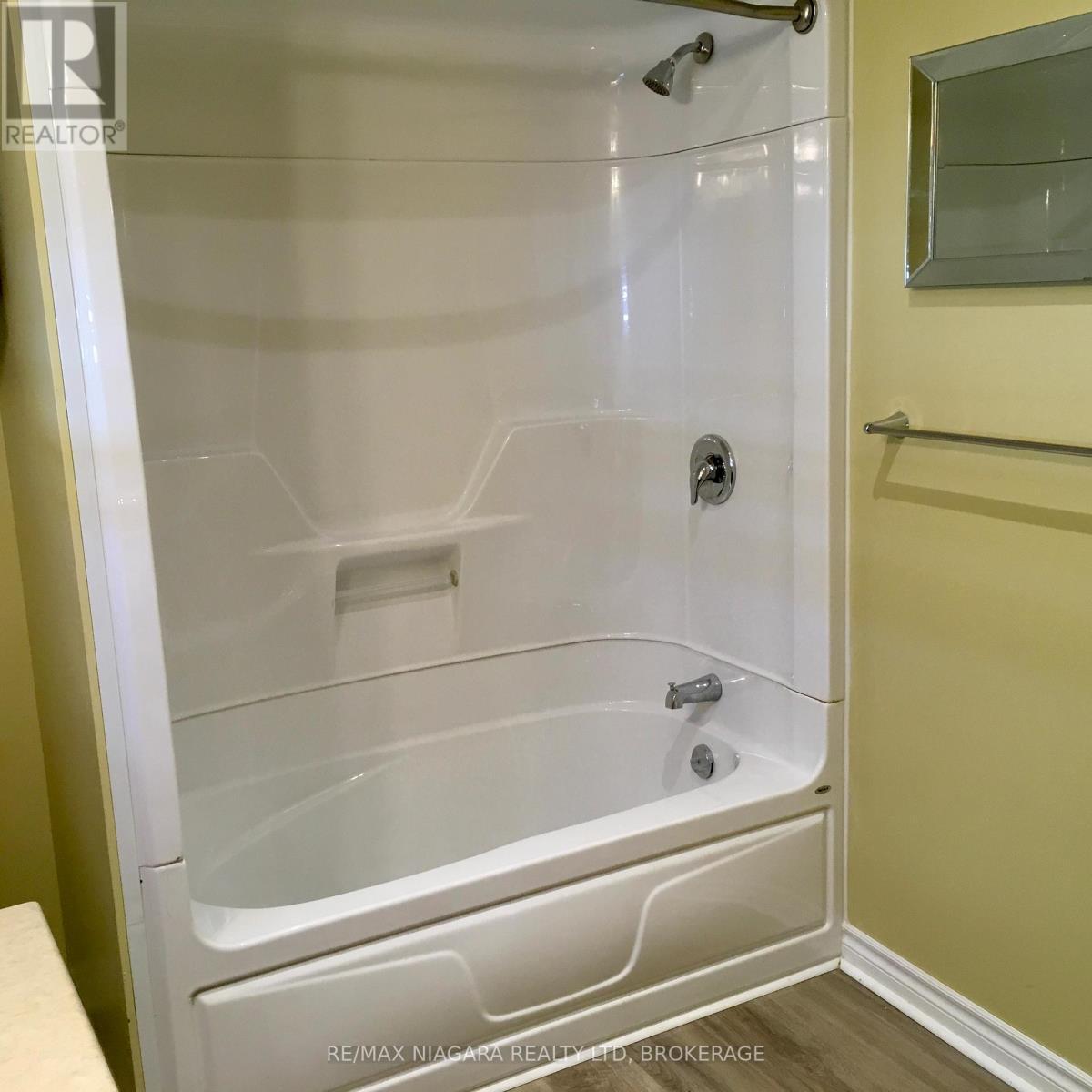 No Grout Tub Shower Enclosure - 4576 Kalar Road, Niagara Falls (Ascot), ON - Indoor Photo Showing Bathroom