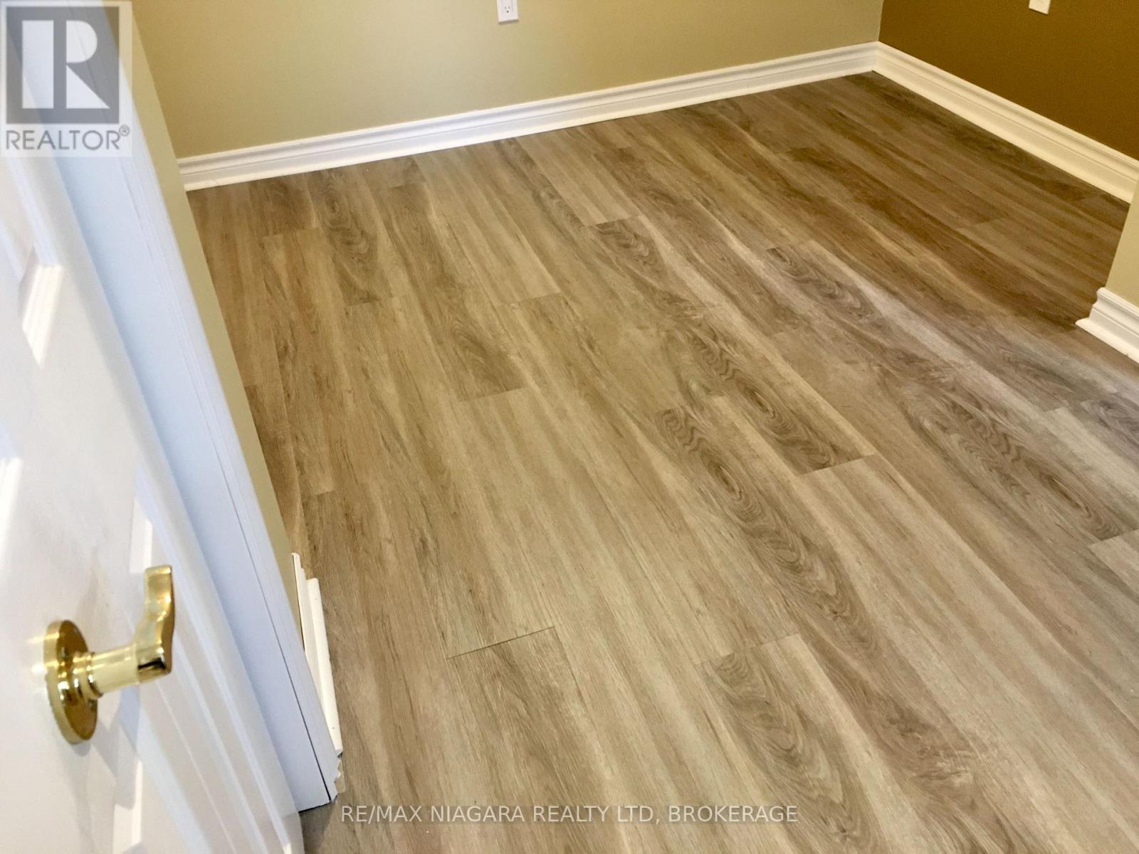 Colonial Trim Freshly painted - 4576 Kalar Road, Niagara Falls (Ascot), ON - Indoor Photo Showing Other Room