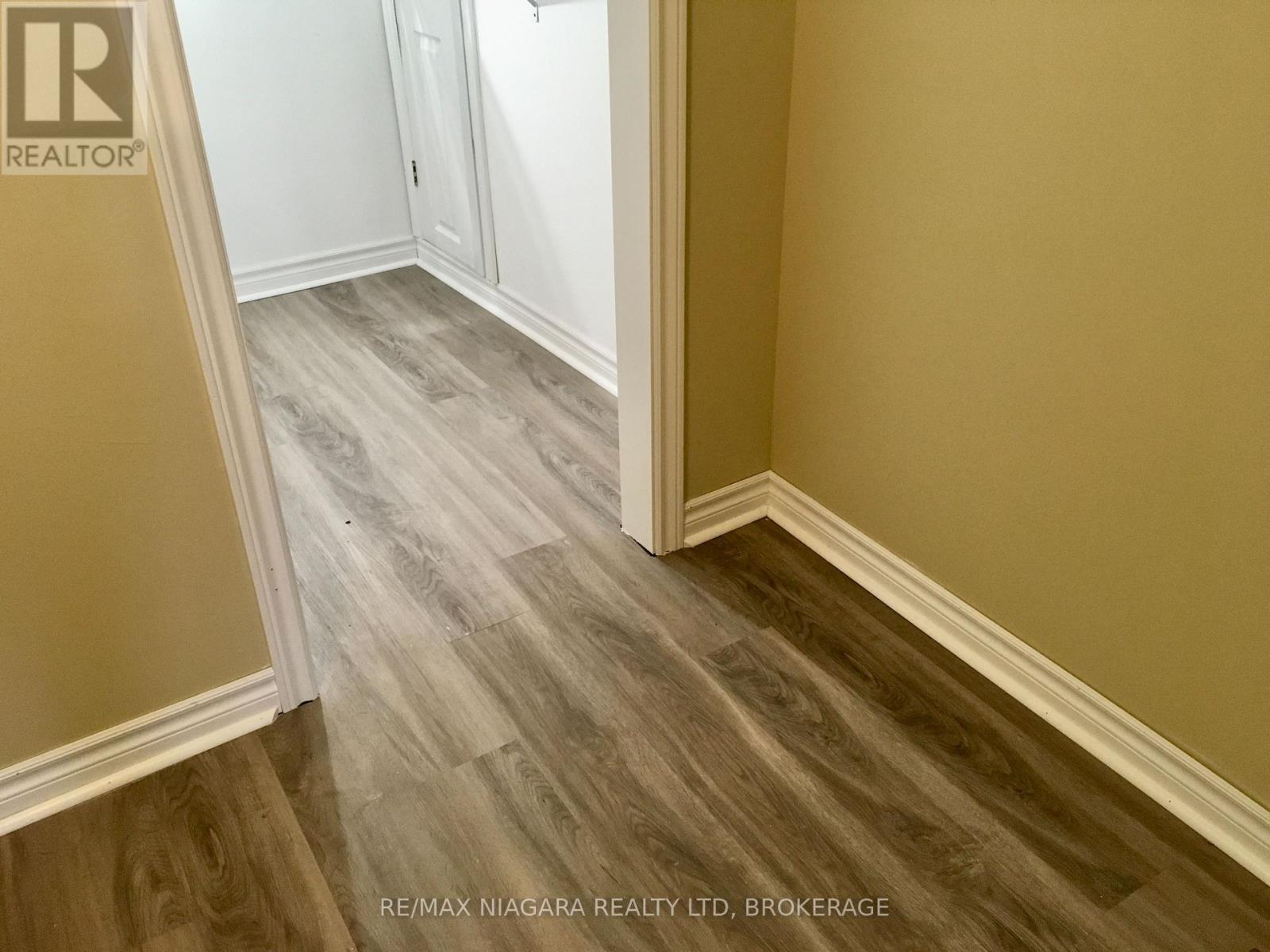 MAster Bedroom has walk in closet - 4576 Kalar Road, Niagara Falls (Ascot), ON - Indoor Photo Showing Other Room