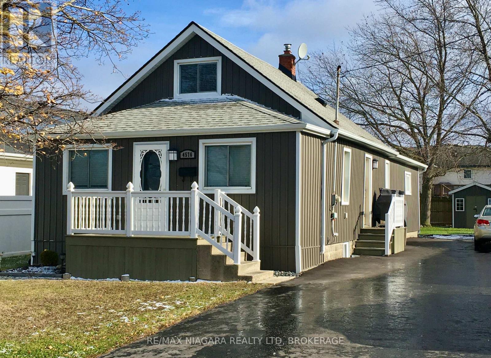 Sit out Front Porch - 4576 Kalar Road, Niagara Falls (Ascot), ON - Outdoor