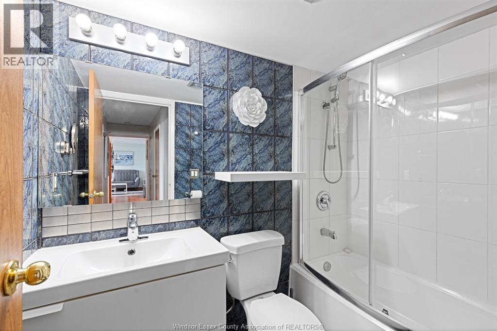 150 Park Street West Unit# 812, Windsor, ON - Indoor Photo Showing Bathroom