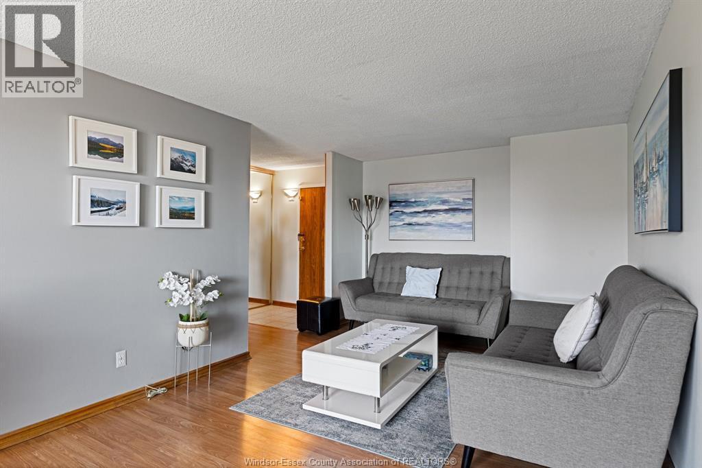 150 Park Street West Unit# 812, Windsor, ON - Indoor Photo Showing Living Room
