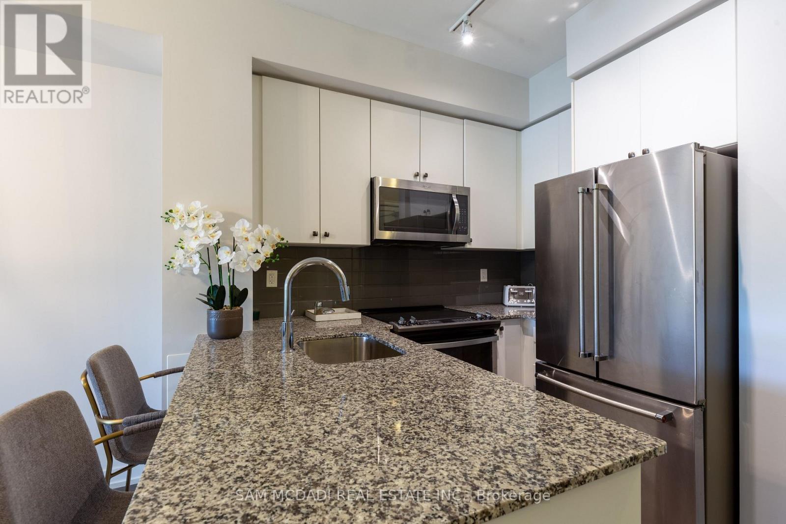 114 - 555 William Graham Drive, Aurora, ON - Indoor Photo Showing Kitchen With Stainless Steel Kitchen With Upgraded Kitchen