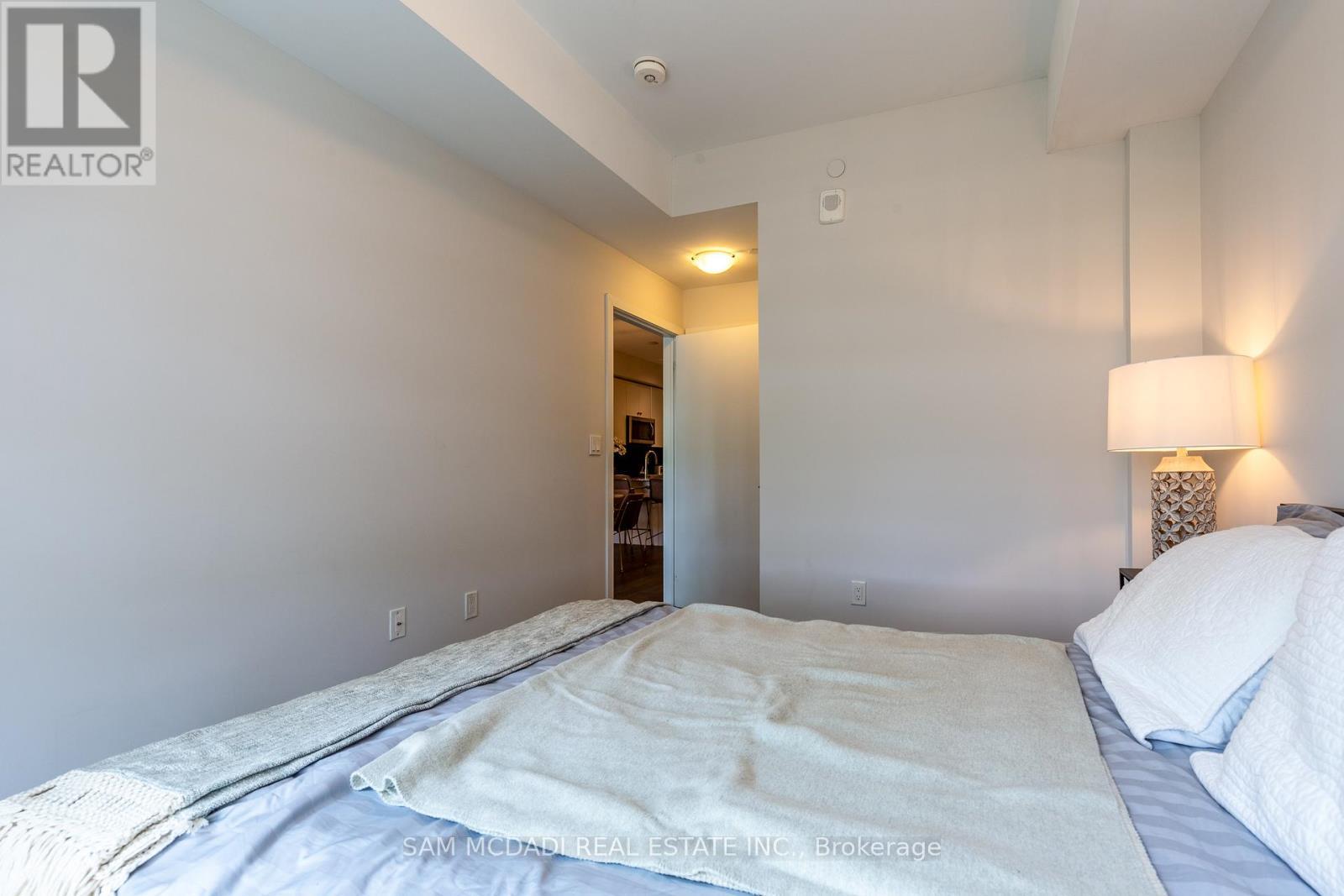 114 - 555 William Graham Drive, Aurora, ON - Indoor Photo Showing Bedroom