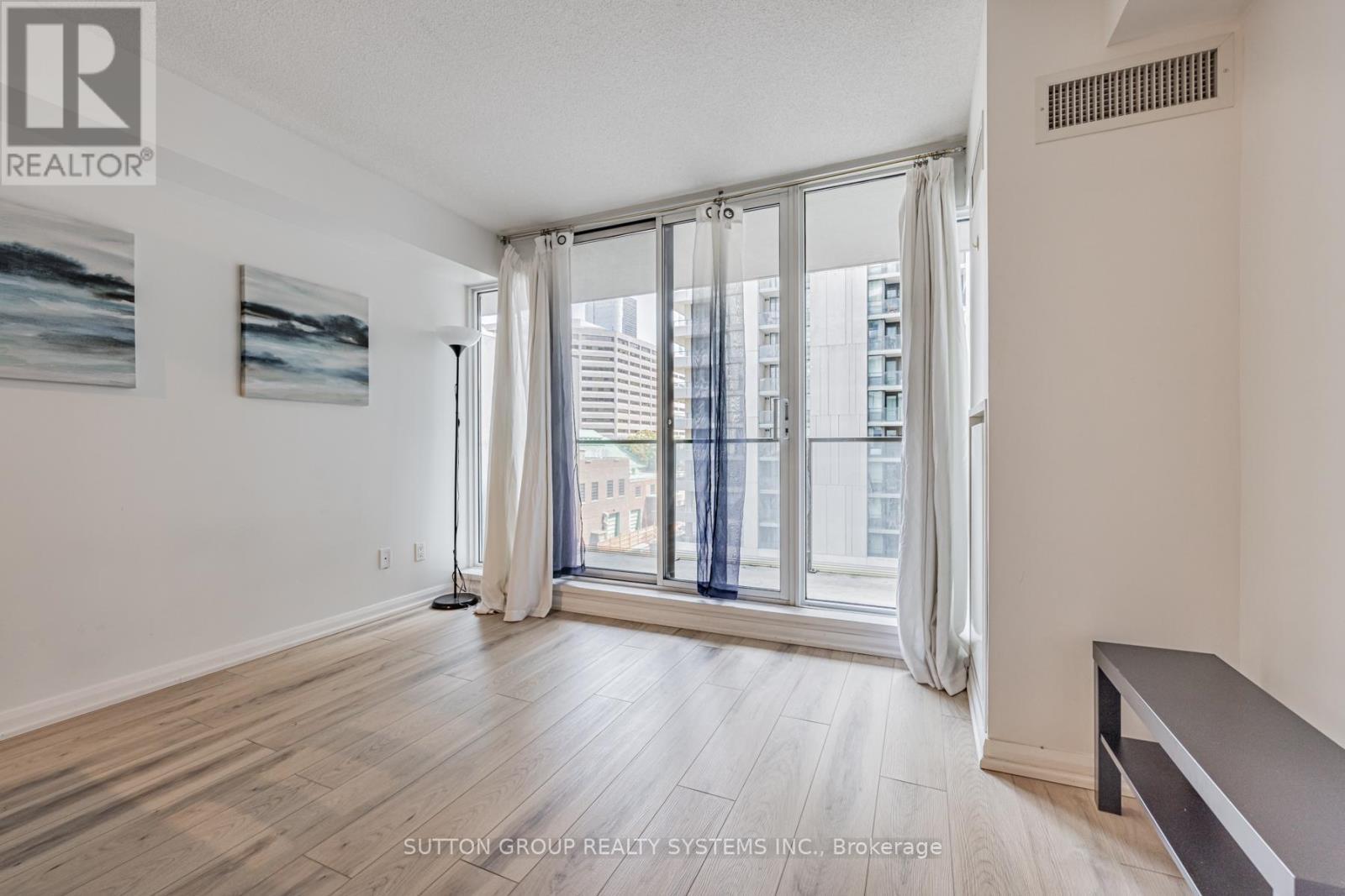 735 - 111 Elizabeth Street, Toronto, ON - Indoor Photo Showing Other Room