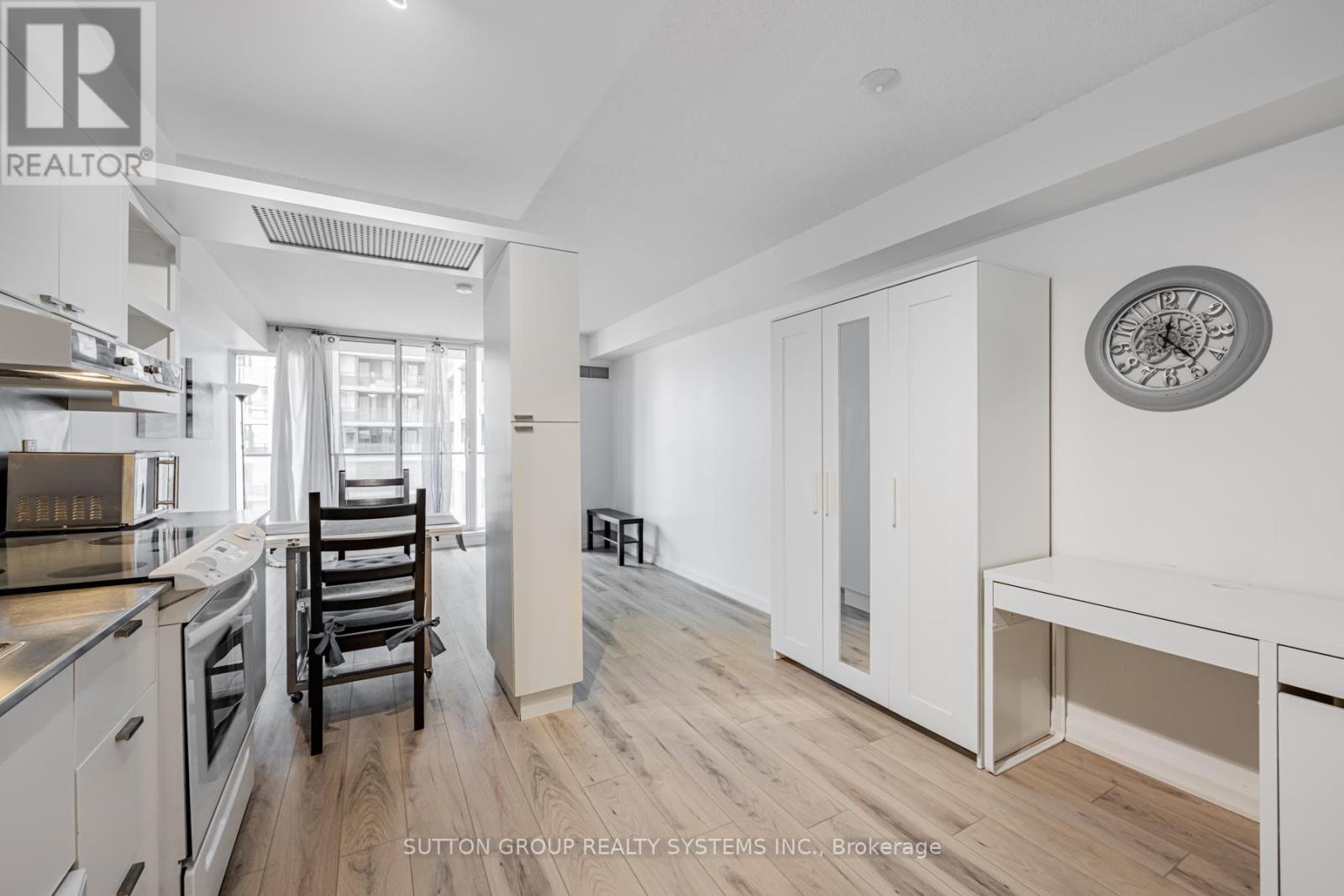 735 - 111 Elizabeth Street, Toronto, ON - Indoor Photo Showing Kitchen