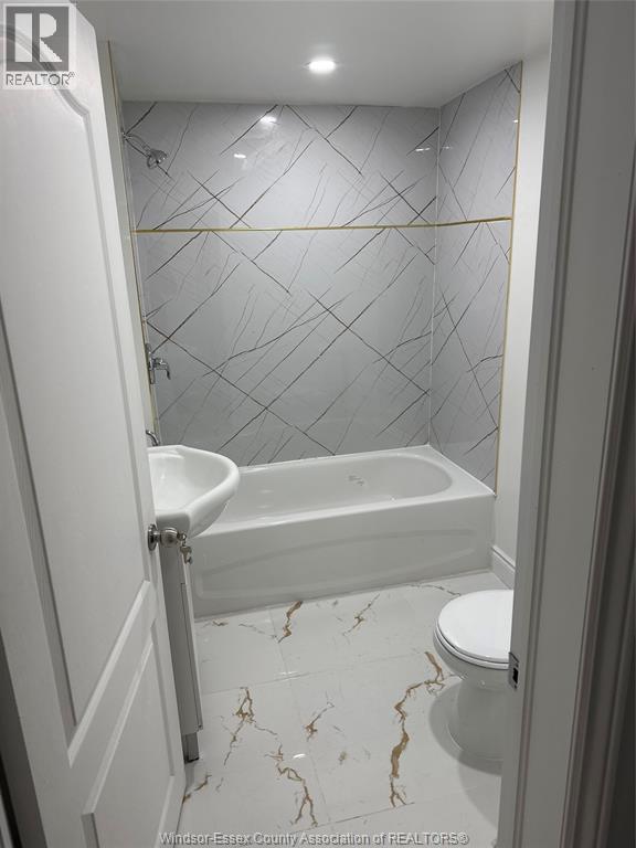 1383 Helsinki Court Unit# Lower, Windsor, ON - Indoor Photo Showing Bathroom