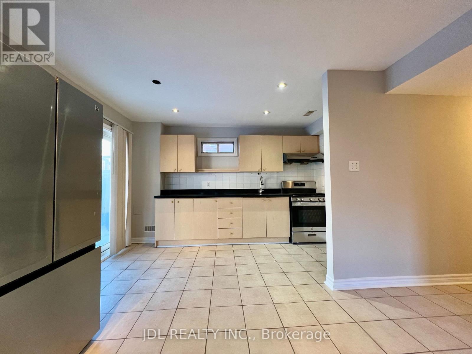 Walkout Basement Only - 72 Fortune Crescent, Richmond Hill, ON - Indoor Photo Showing Kitchen