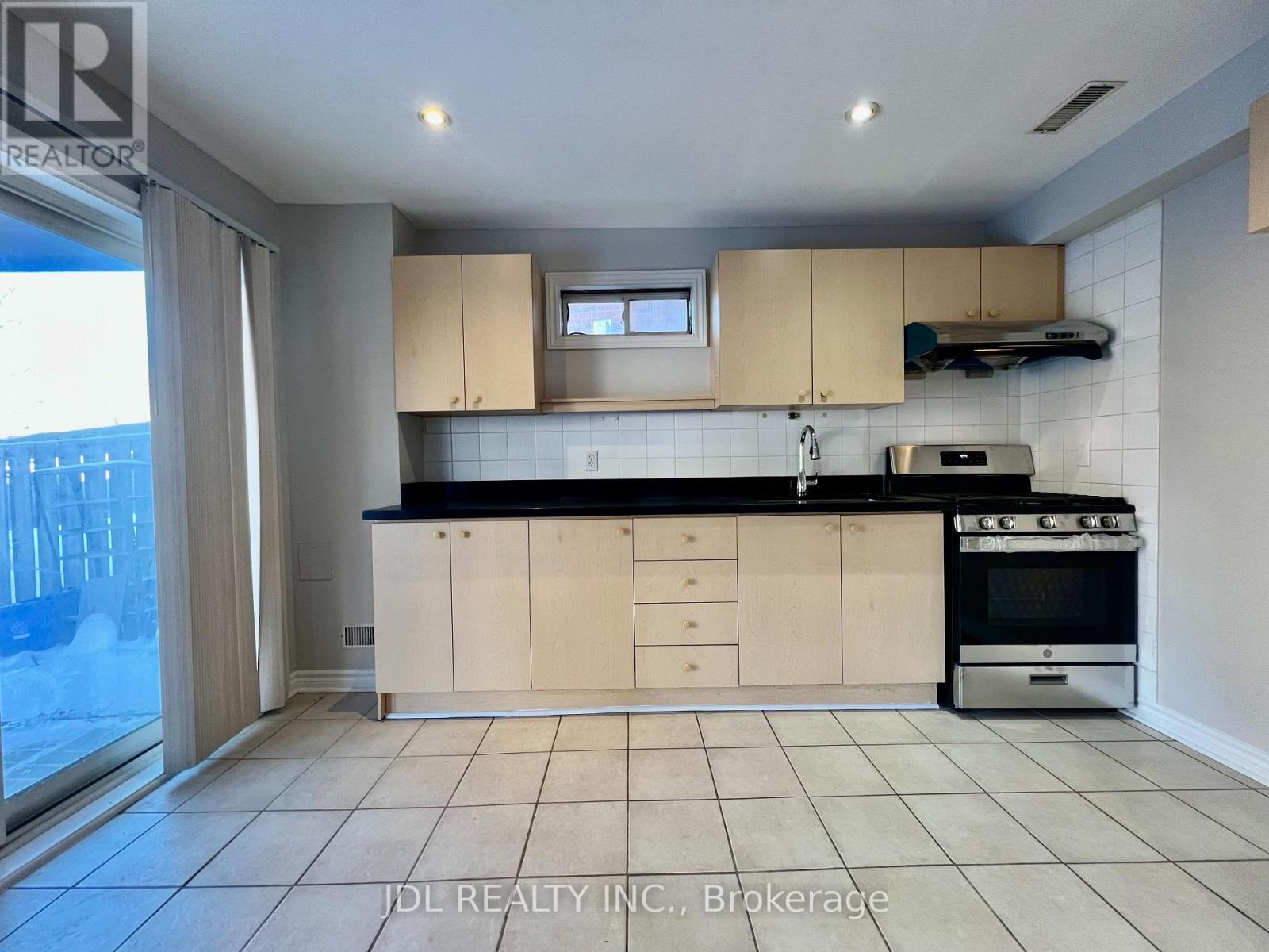 Walkout Basement Only - 72 Fortune Crescent, Richmond Hill, ON - Indoor Photo Showing Kitchen