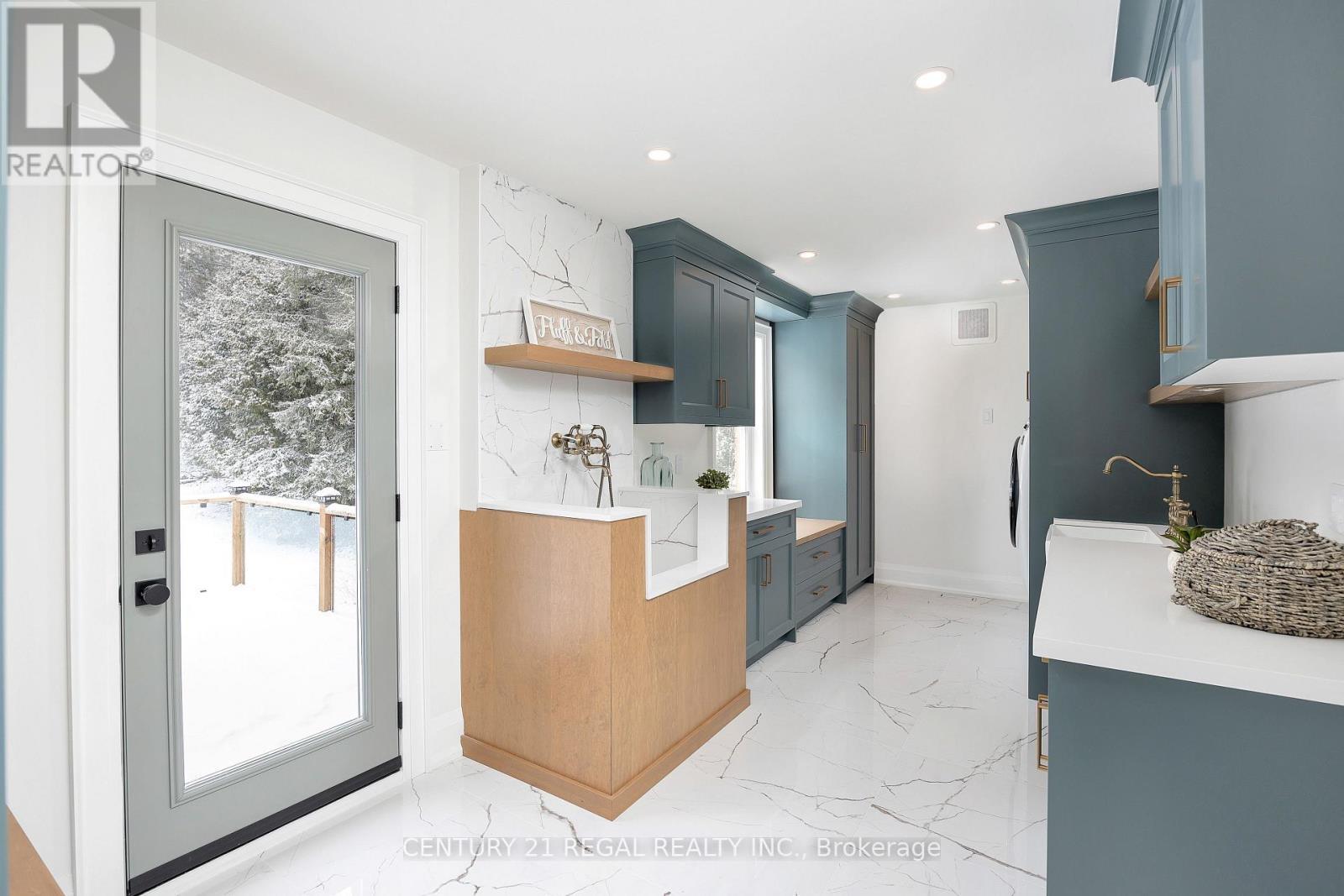 5535 Cedar Springs Road, Burlington, ON - Indoor Photo Showing Kitchen