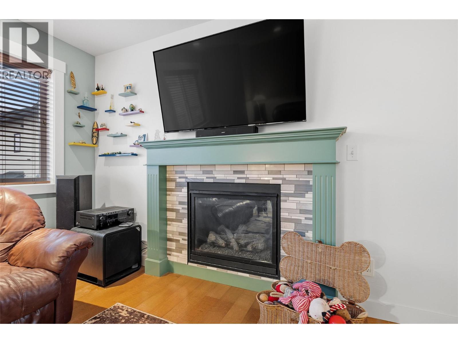 976 Lawson Avenue, Kelowna, BC - Indoor Photo Showing Living Room With Fireplace