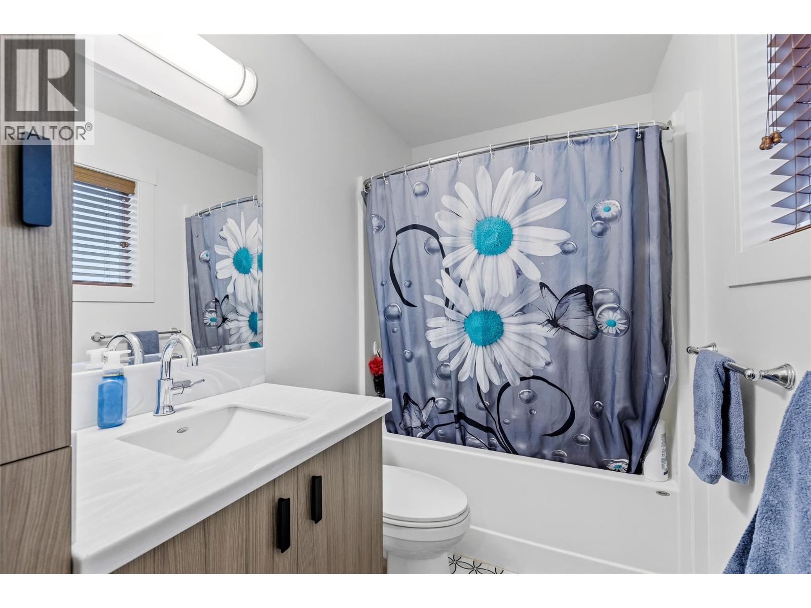 976 Lawson Avenue, Kelowna, BC - Indoor Photo Showing Bathroom