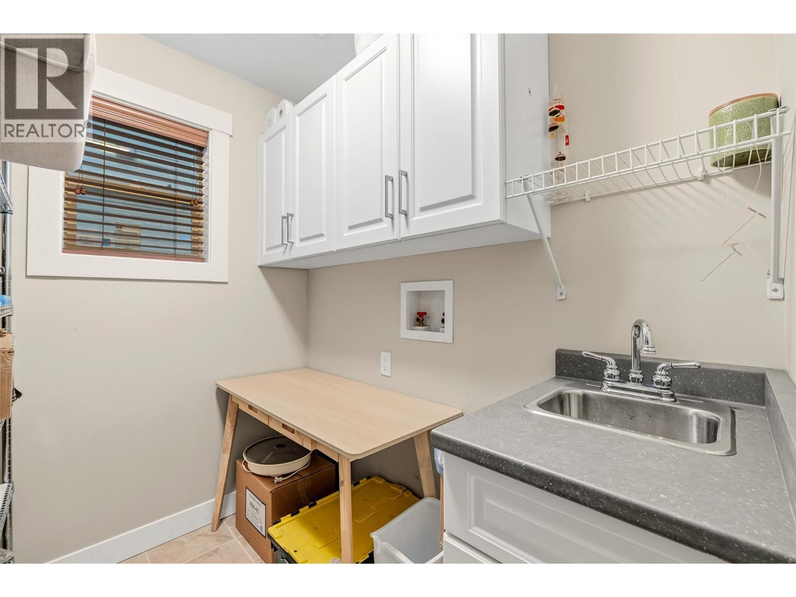 976 Lawson Avenue, Kelowna, BC - Indoor