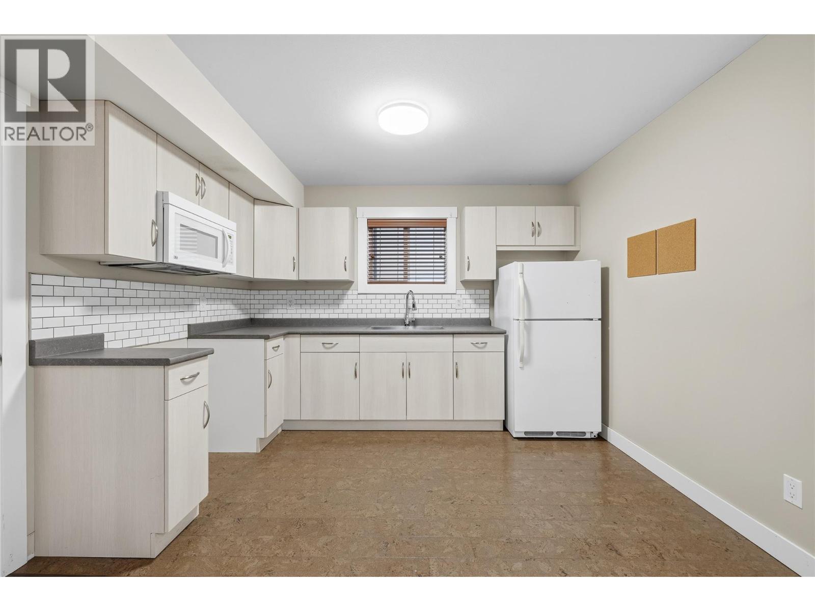 976 Lawson Avenue, Kelowna, BC - Indoor Photo Showing Kitchen
