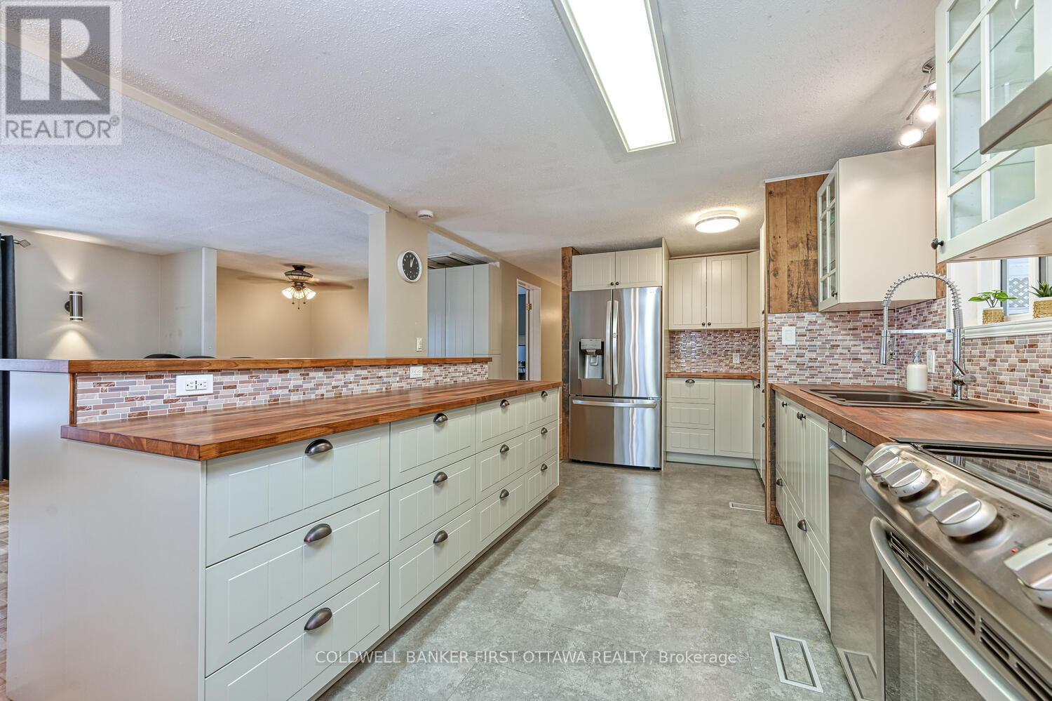 40 Fringewood Drive E, Ottawa, ON - Indoor Photo Showing Kitchen