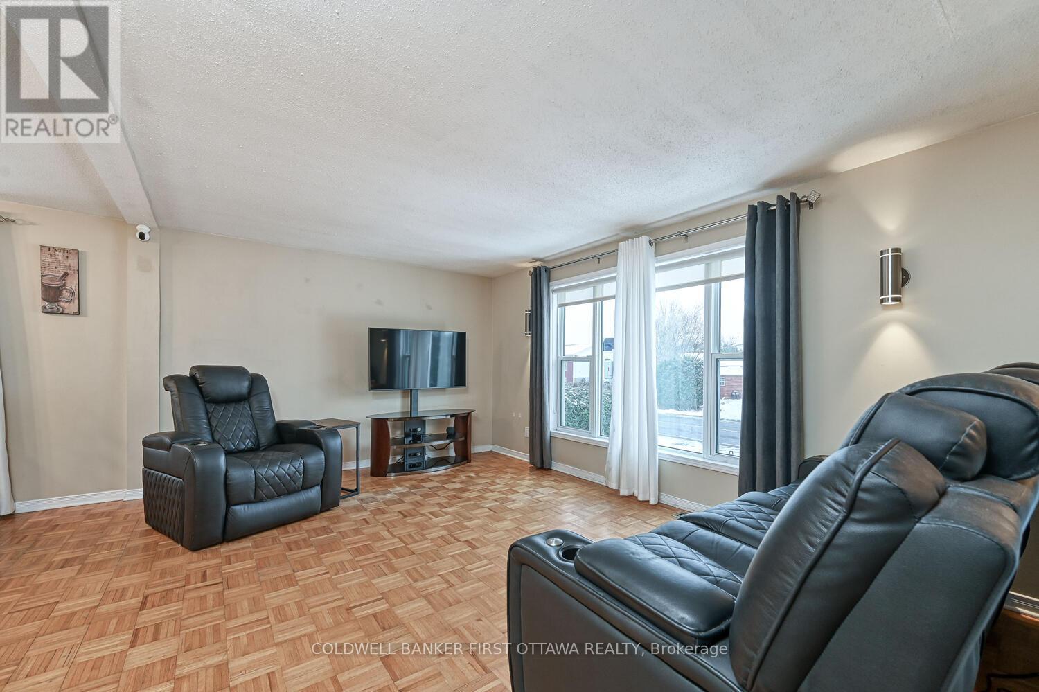 40 Fringewood Drive E, Ottawa, ON - Indoor Photo Showing Living Room