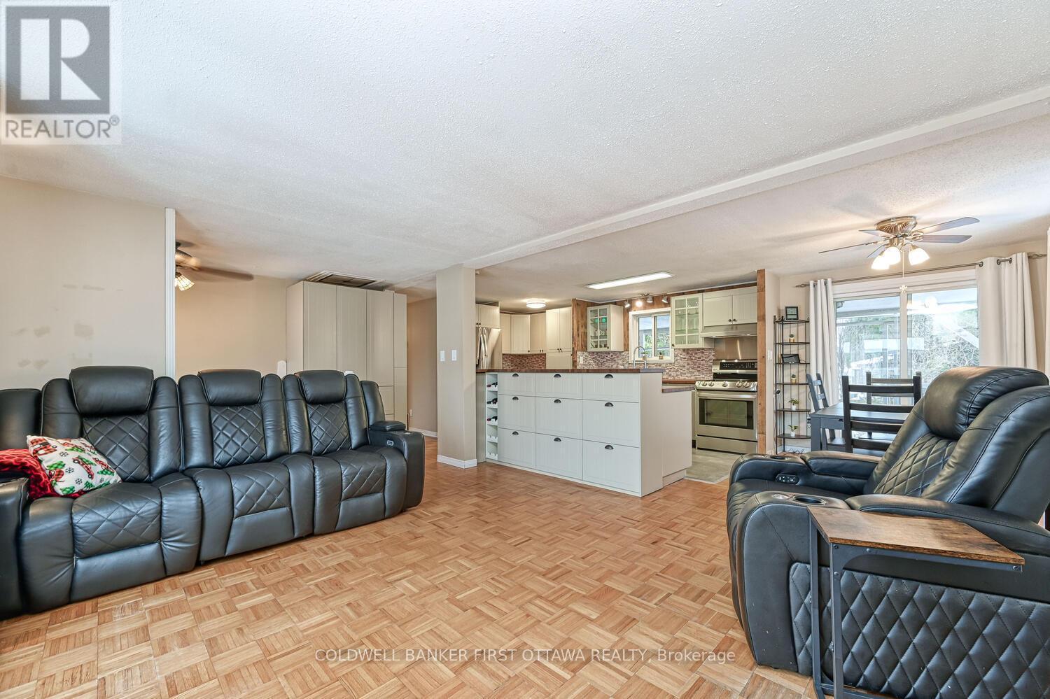 40 Fringewood Drive E, Ottawa, ON - Indoor Photo Showing Living Room
