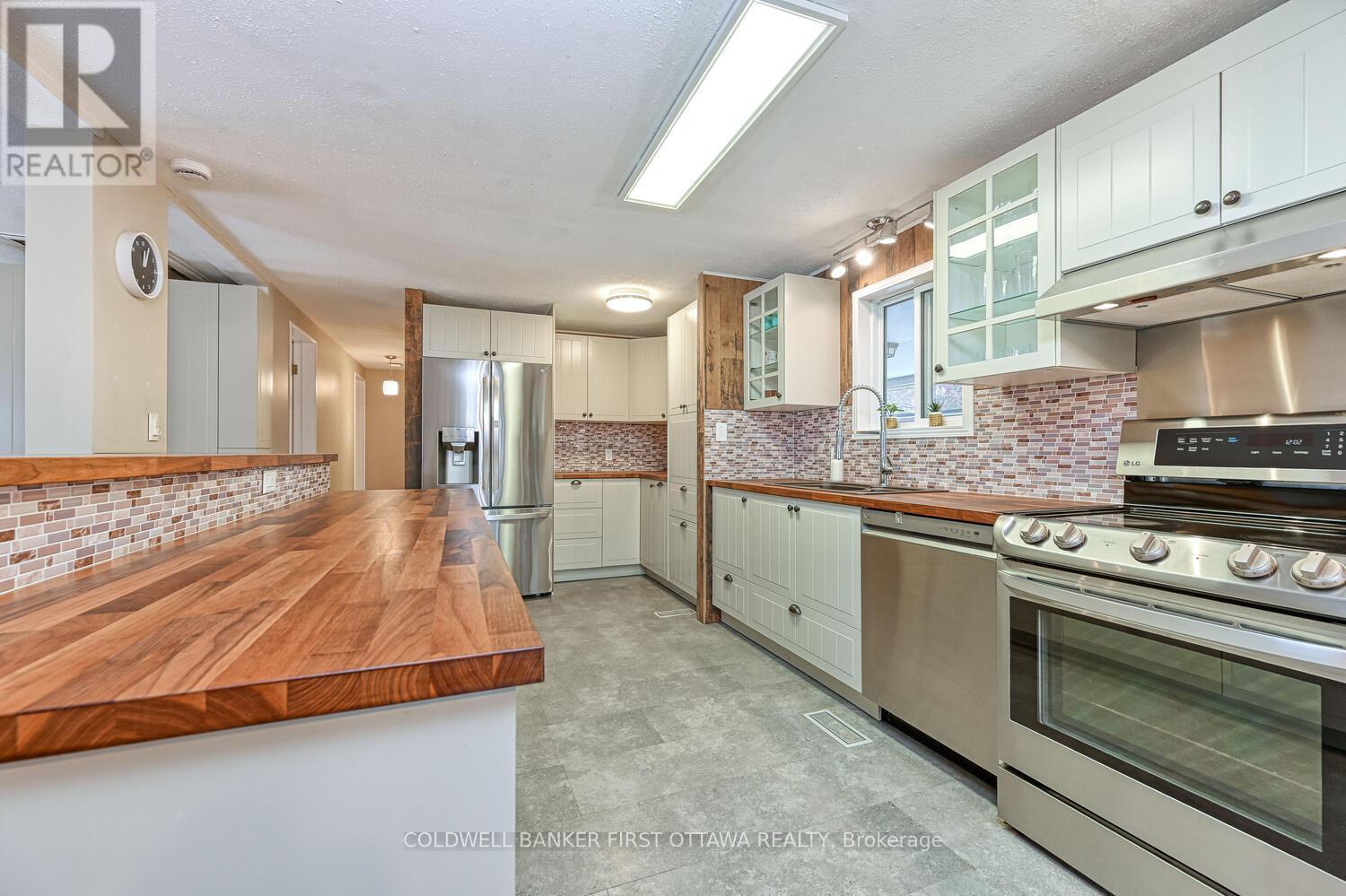 40 Fringewood Drive E, Ottawa, ON - Indoor Photo Showing Kitchen With Stainless Steel Kitchen