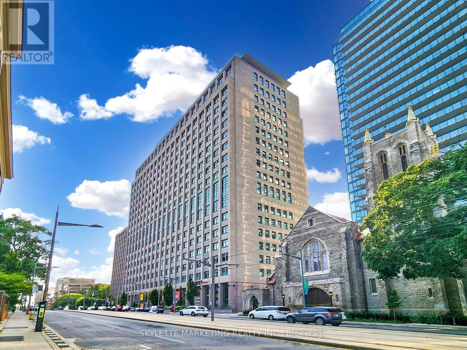 1128 - 111 St Clair Avenue W, Toronto, ON - Outdoor With Facade