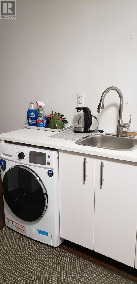 Kitchen with washer/dryer(combo) - 31 Barletta Drive, Vaughan, ON