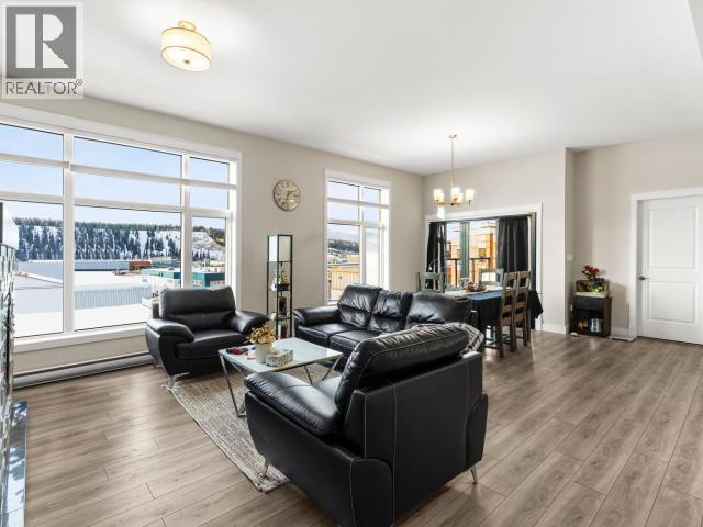 405-36 Waterfront Place, Whitehorse, YT - Indoor Photo Showing Living Room