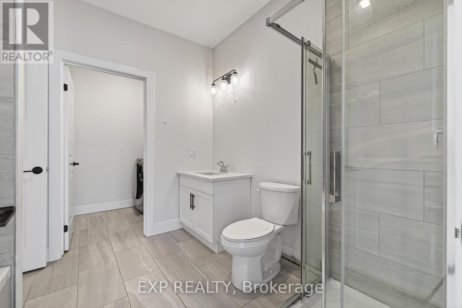 7 South Court Street W, Norwich, ON - Indoor Photo Showing Bathroom