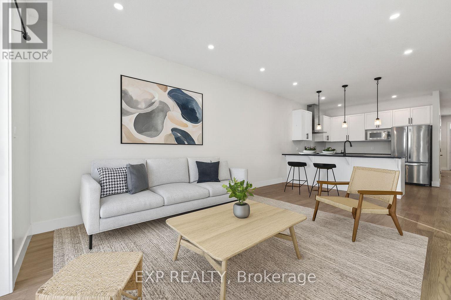7 South Court Street W, Norwich, ON - Indoor Photo Showing Living Room