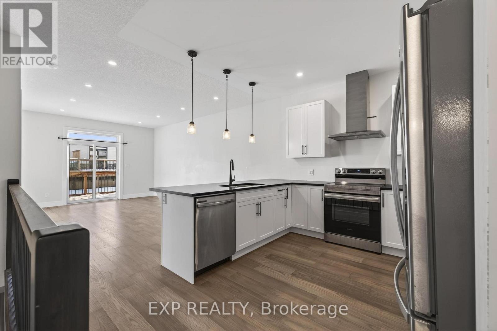 7 South Court Street W, Norwich, ON - Indoor Photo Showing Kitchen With Stainless Steel Kitchen With Upgraded Kitchen