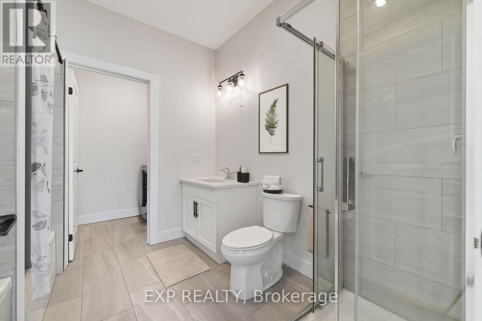 7 South Court Street W, Norwich, ON - Indoor Photo Showing Bathroom