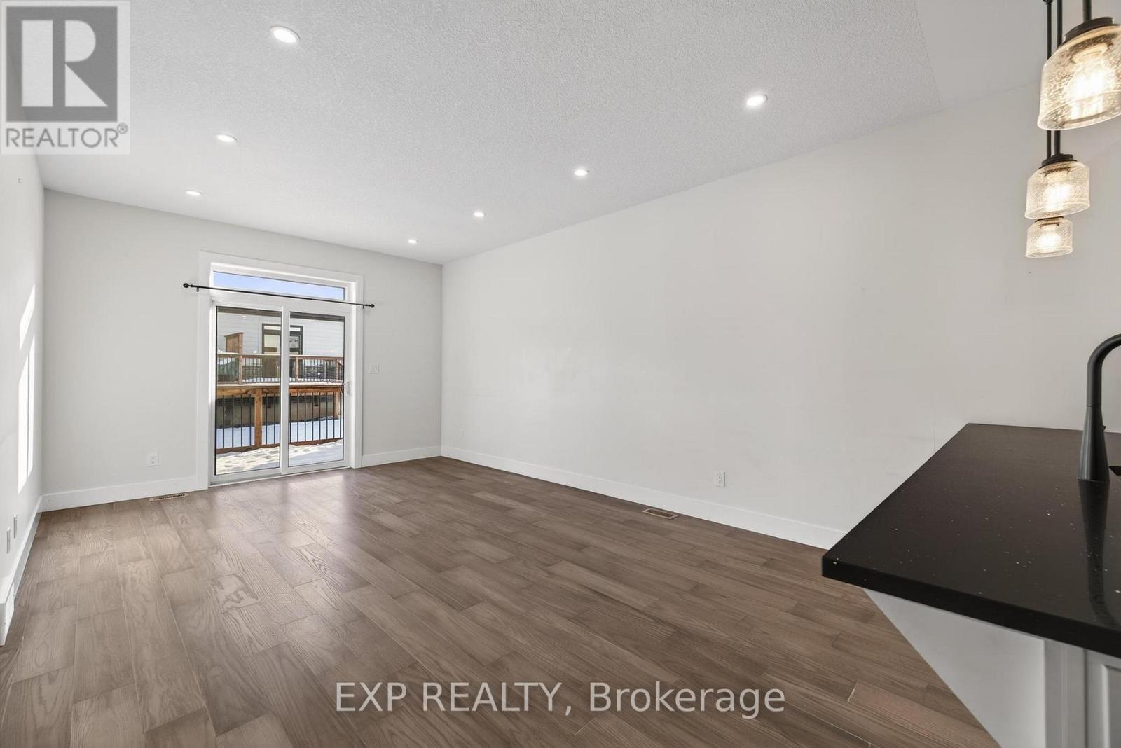 7 South Court Street W, Norwich, ON - Indoor