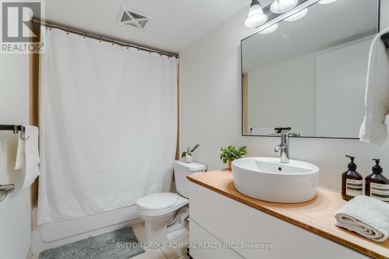 1138 - 60 Heintzman Street, Toronto, ON - Indoor Photo Showing Bathroom