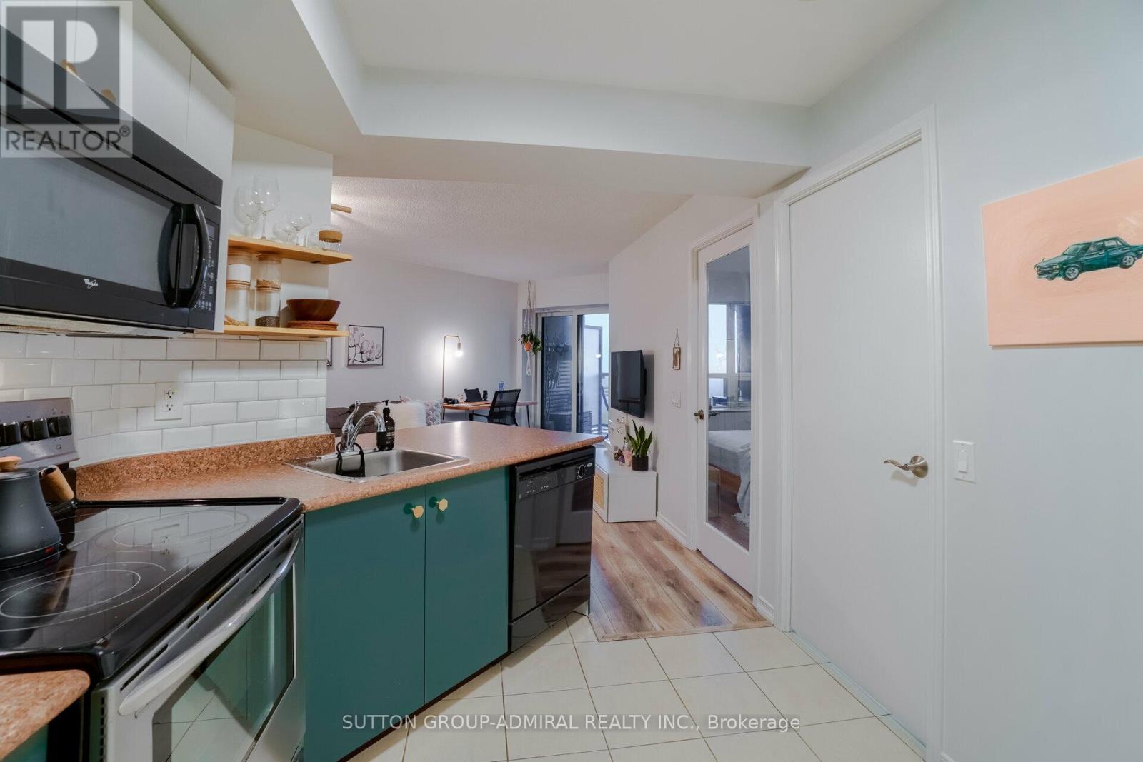 1138 - 60 Heintzman Street, Toronto, ON - Indoor Photo Showing Kitchen