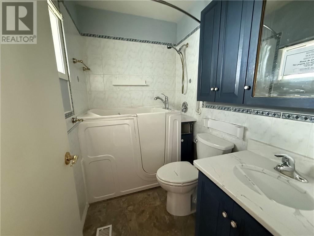 200 Hillside Drive S, Elliot Lake, ON - Indoor Photo Showing Bathroom