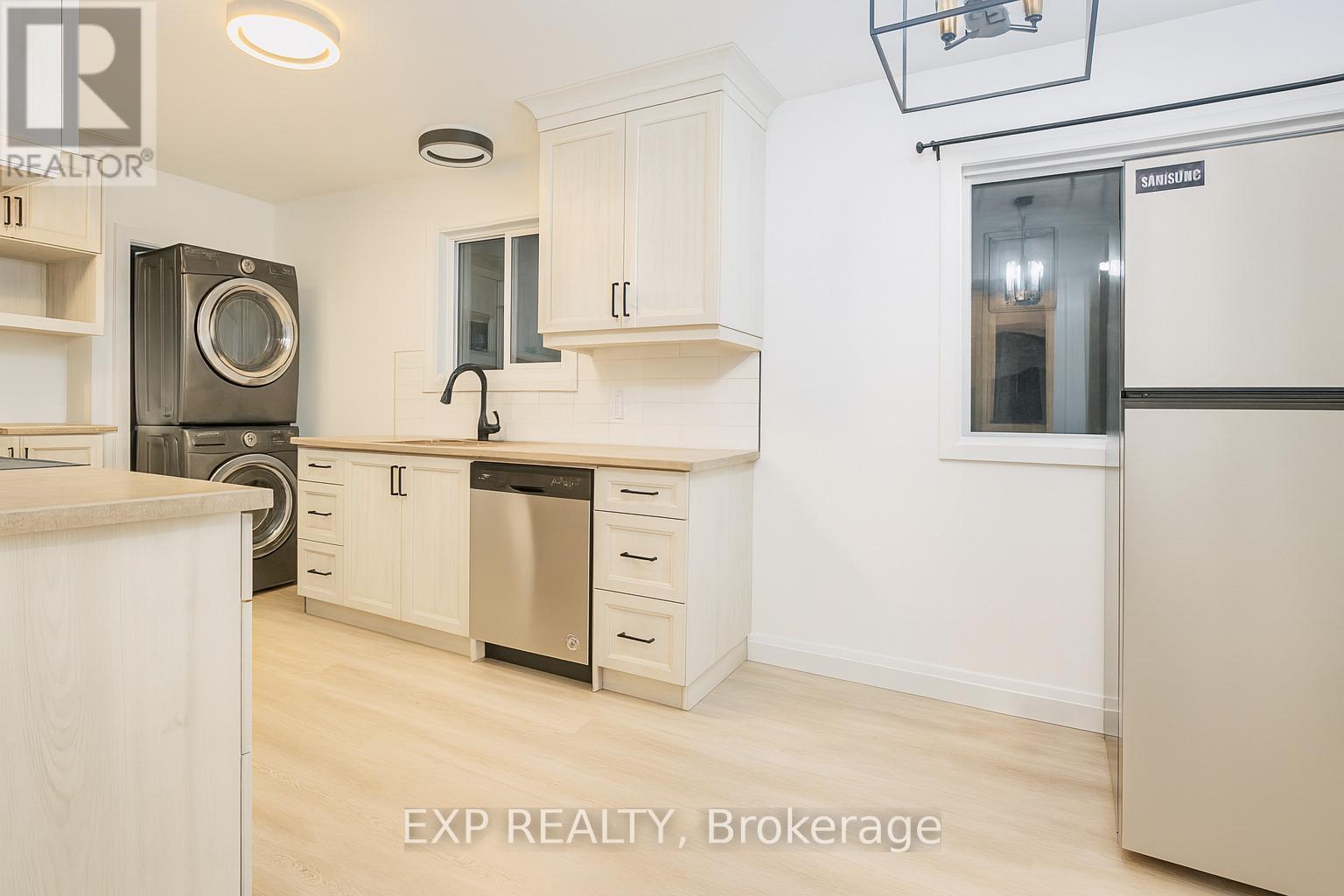 Upper - 62 Harold Avenue, Kitchener, ON - Indoor Photo Showing Kitchen