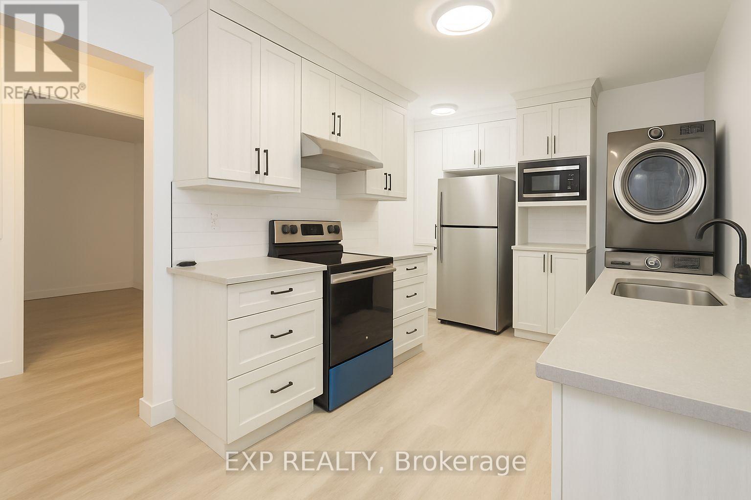 Upper - 62 Harold Avenue, Kitchener, ON - Indoor Photo Showing Kitchen