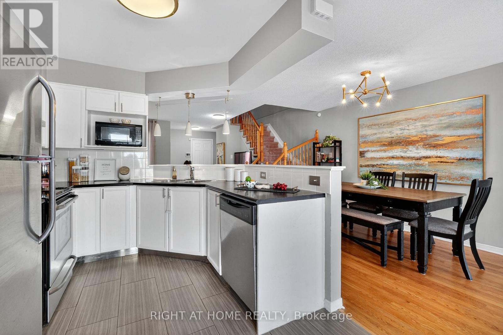 812 Nesting Way, Ottawa, ON - Indoor Photo Showing Kitchen With Upgraded Kitchen