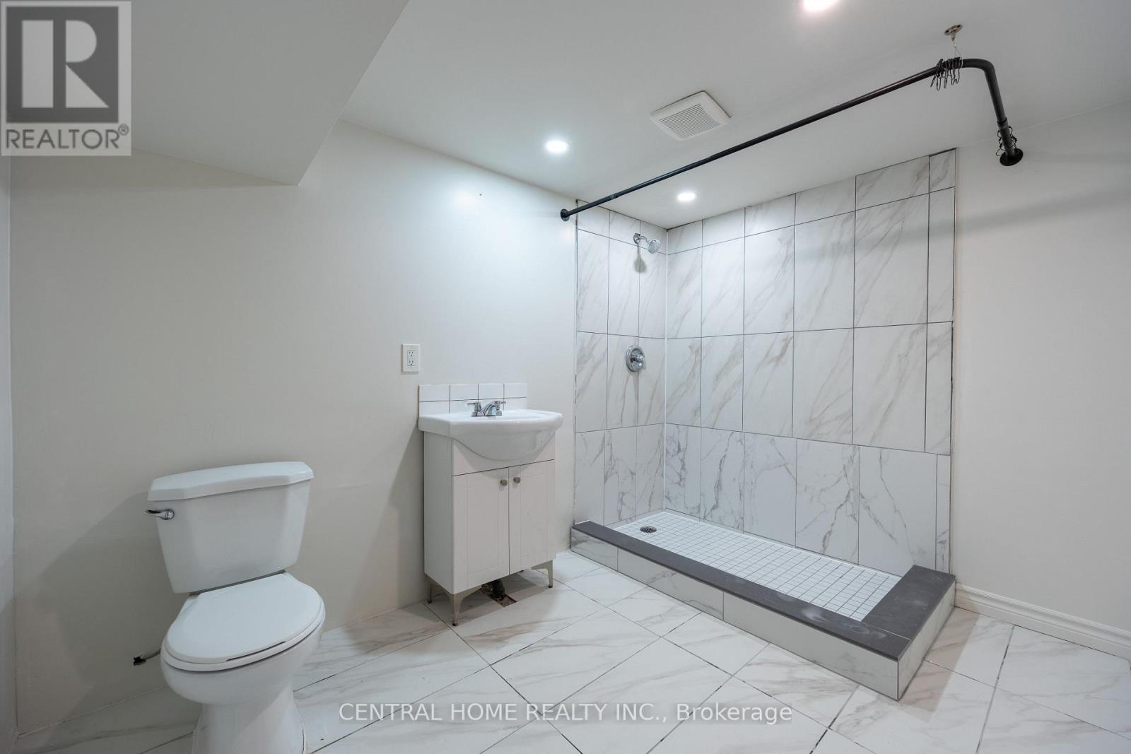1650 King Street E, Hamilton, ON - Indoor Photo Showing Bathroom