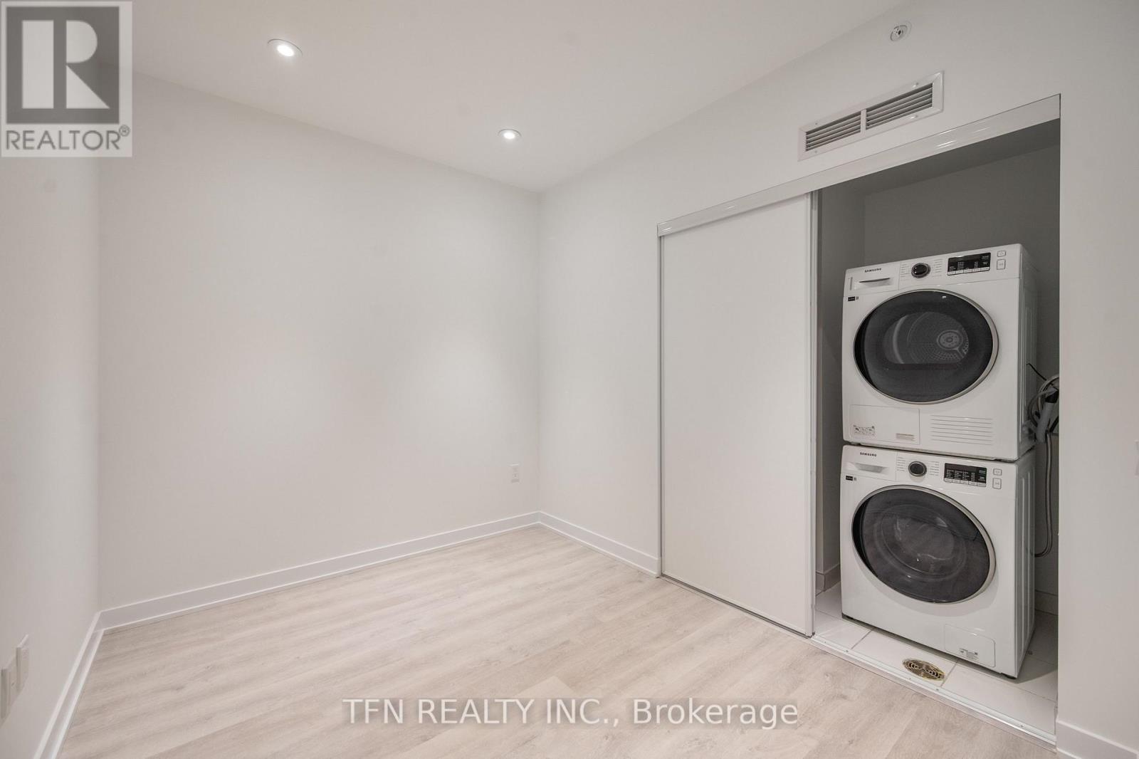 612 - 15 Richardson Street, Toronto, ON - Indoor Photo Showing Laundry Room