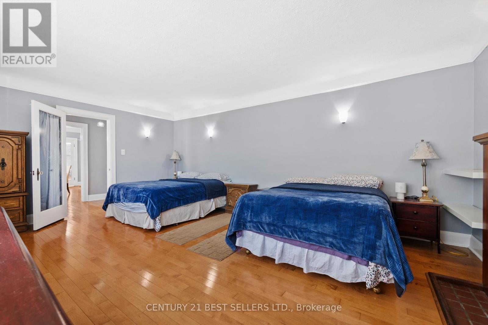 933 6 Highway N, Hamilton, ON - Indoor Photo Showing Bedroom