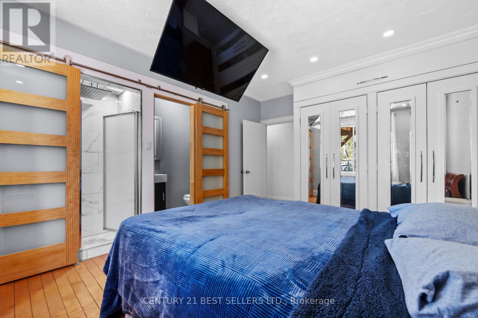 933 6 Highway N, Hamilton, ON - Indoor Photo Showing Bedroom