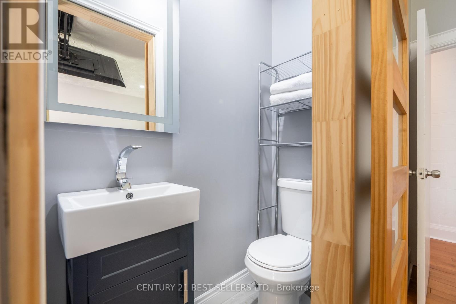 933 6 Highway N, Hamilton, ON - Indoor Photo Showing Bathroom