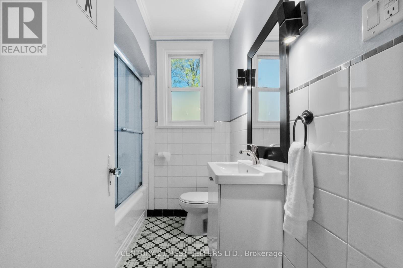 933 6 Highway N, Hamilton, ON - Indoor Photo Showing Bathroom