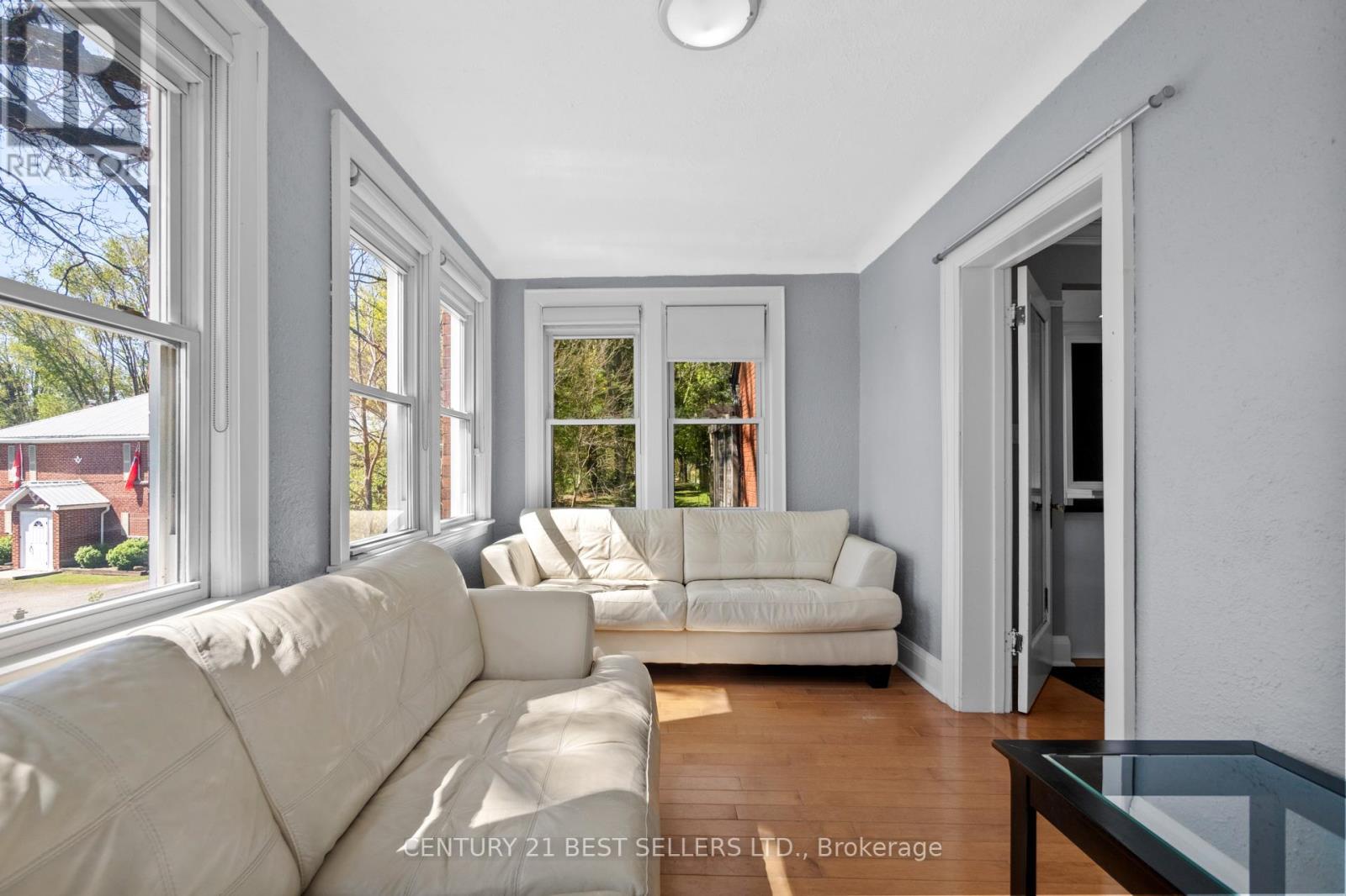 933 6 Highway N, Hamilton, ON - Indoor Photo Showing Living Room
