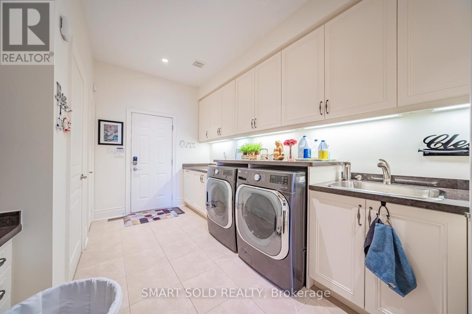 33 Earnshaw Drive, Markham, ON - Indoor Photo Showing Laundry Room