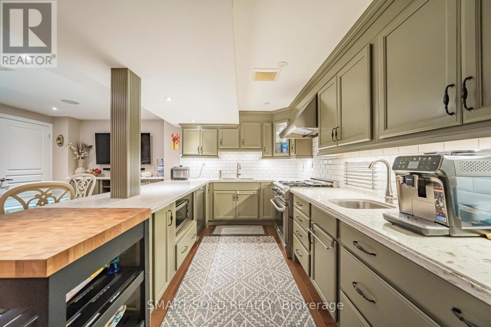 33 Earnshaw Drive, Markham, ON - Indoor Photo Showing Kitchen With Upgraded Kitchen