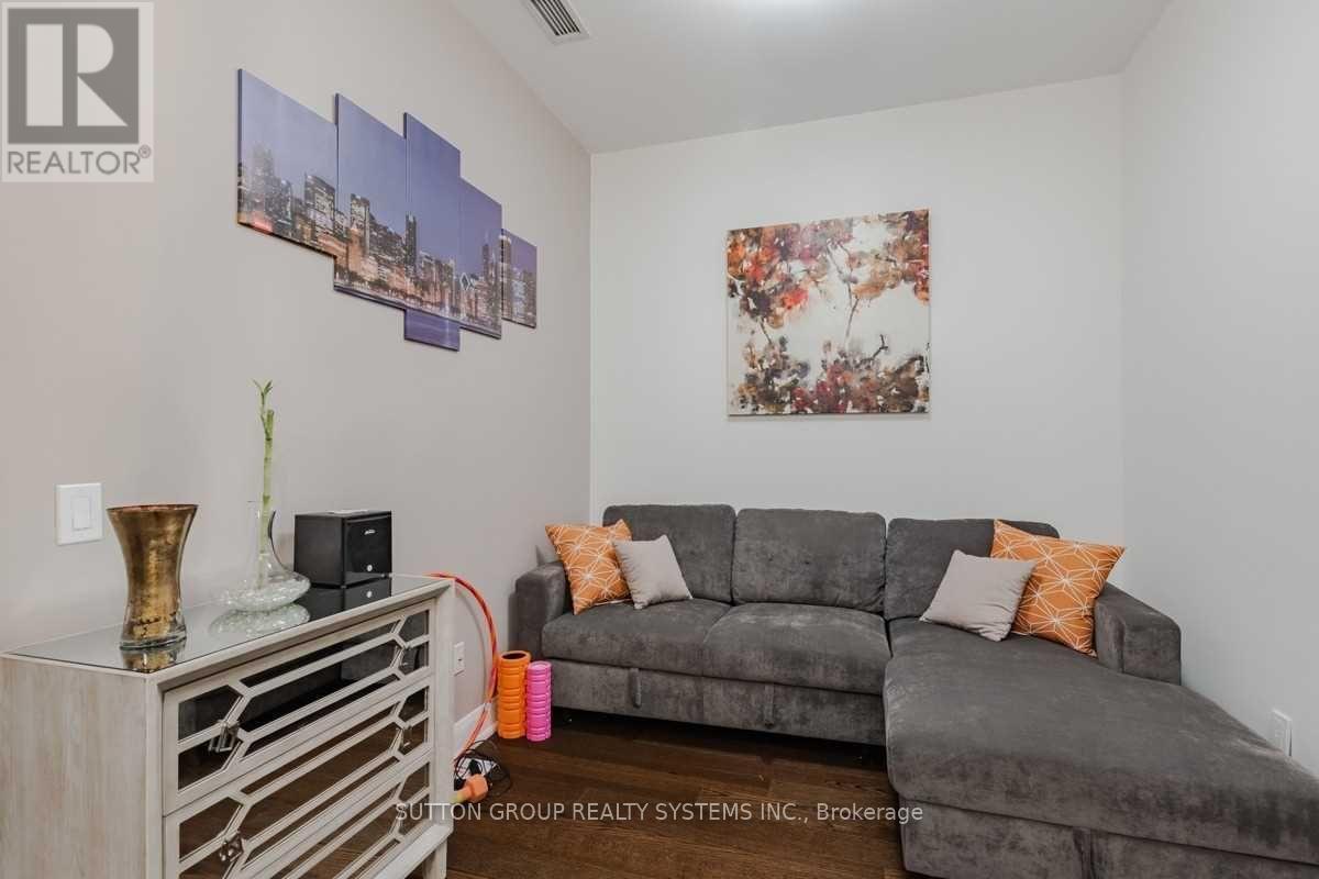 116 - 2480 Prince Michael Drive, Oakville, ON - Indoor Photo Showing Living Room