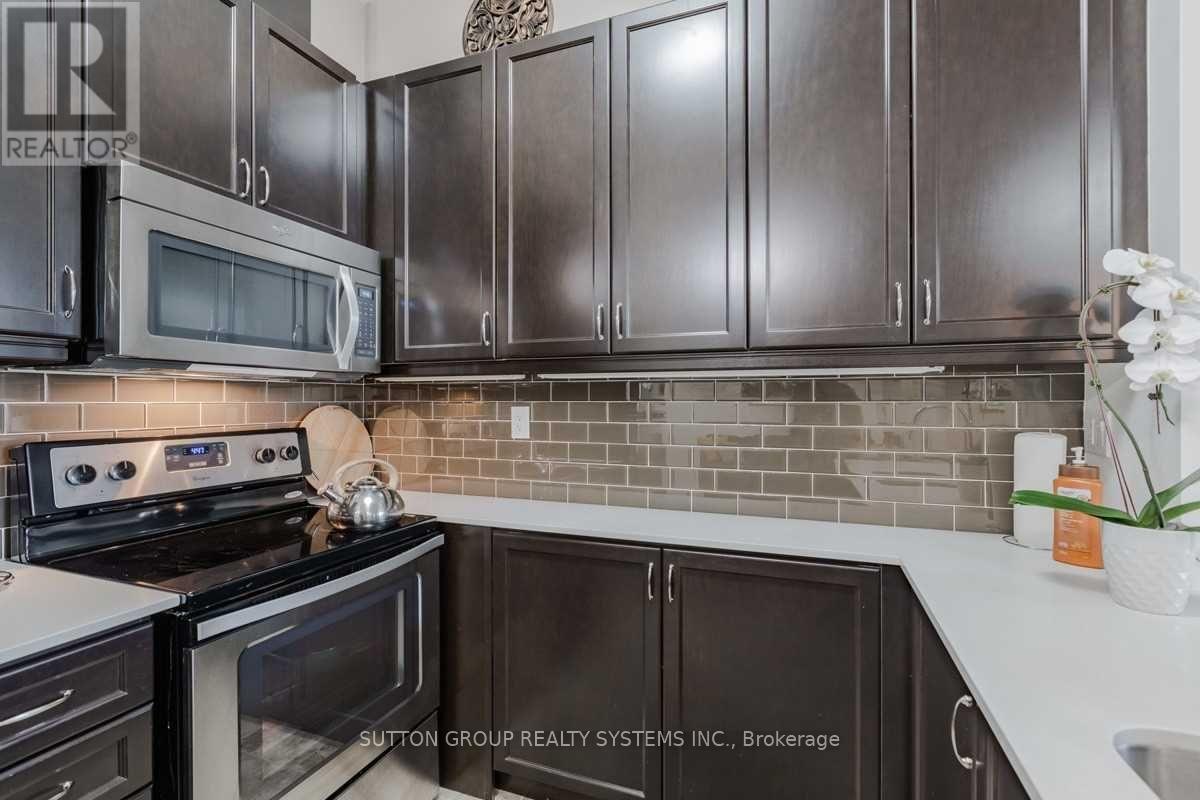 116 - 2480 Prince Michael Drive, Oakville, ON - Indoor Photo Showing Kitchen With Upgraded Kitchen